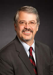 ˼ȫ򸱿Ӌ(j)ϯg(sh)Lew Tucker