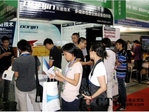 東進(jìn)展臺前人頭攢動