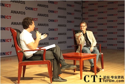 RIM 公司開發(fā)者關(guān)系和生態(tài)系統(tǒng)開發(fā)副總裁Alec Saunders(右)與 CHINICT創(chuàng)始人及大會主持人Franck Nazikian(左)在臺上對談移動操作平臺的發(fā)展趨勢